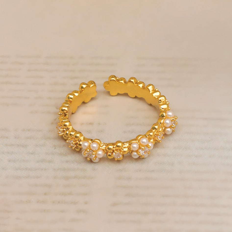 Justerbar Ring i 14K Forgyldt Finish med Perler og Zirkonia – Elegant og Romantisk Design