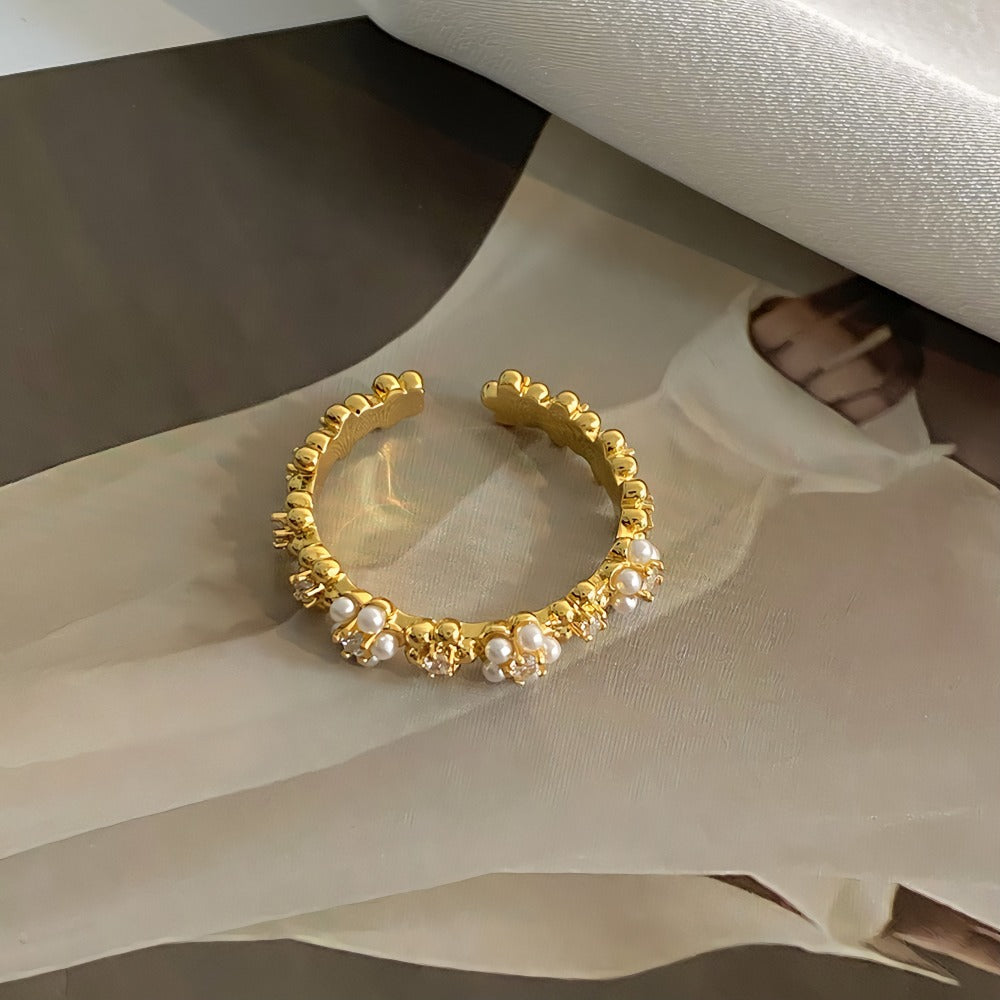 Justerbar Ring i 14K Forgyldt Finish med Perler og Zirkonia – Elegant og Romantisk Design