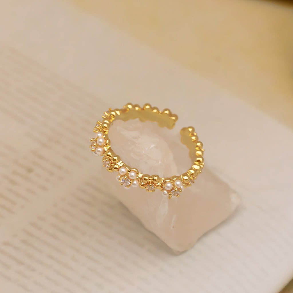 Justerbar Ring i 14K Forgyldt Finish med Perler og Zirkonia – Elegant og Romantisk Design