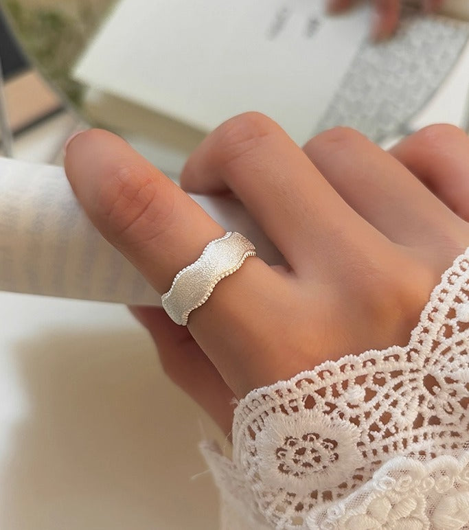 S925 Sterlingsølv Belagt Bølget Åben Ring – Justerbar og Elegant