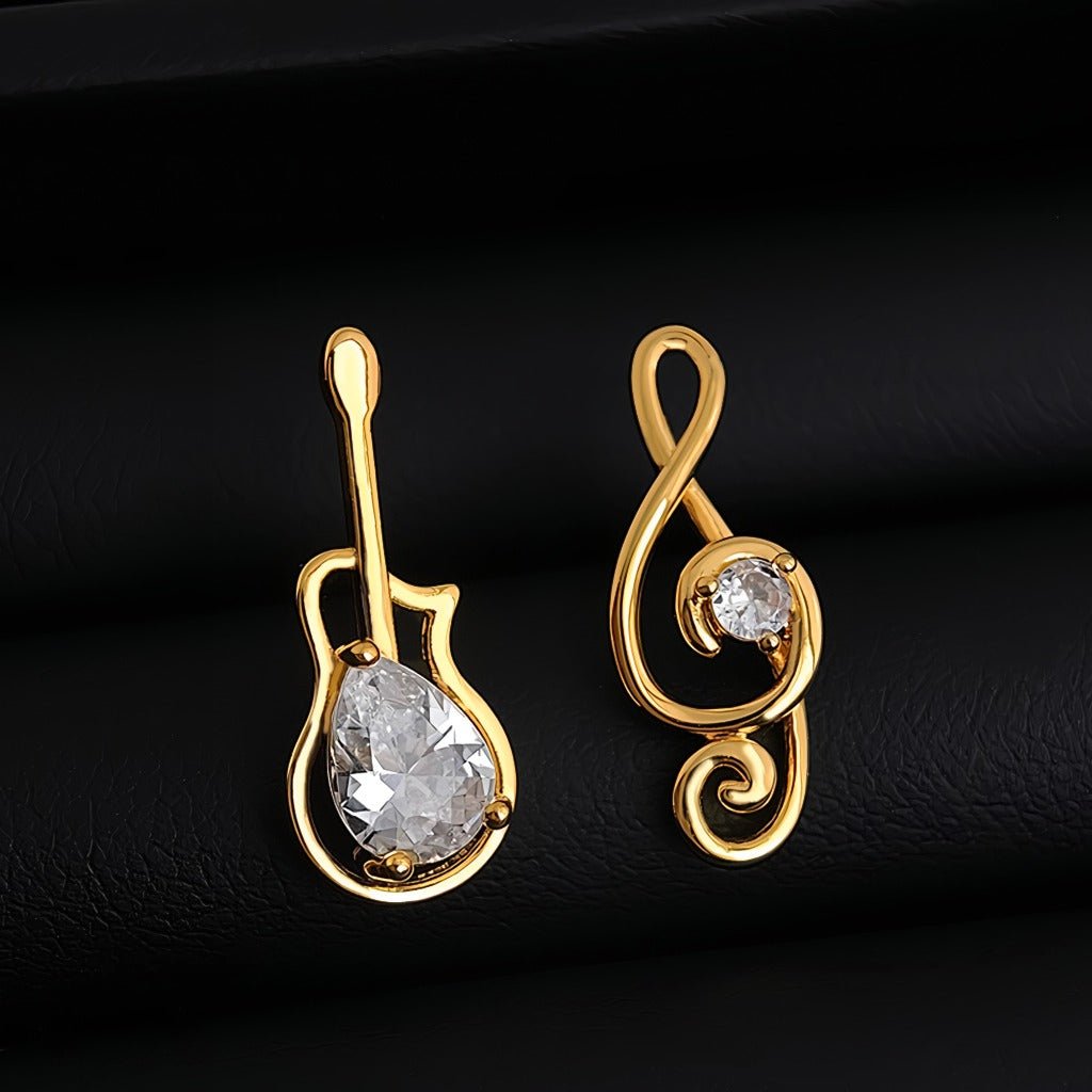 Asymmetriske Musik Øreringe med Klare Zirkonia – 18K Forgyldt & 925 Sølv Nål - Lilla Villa