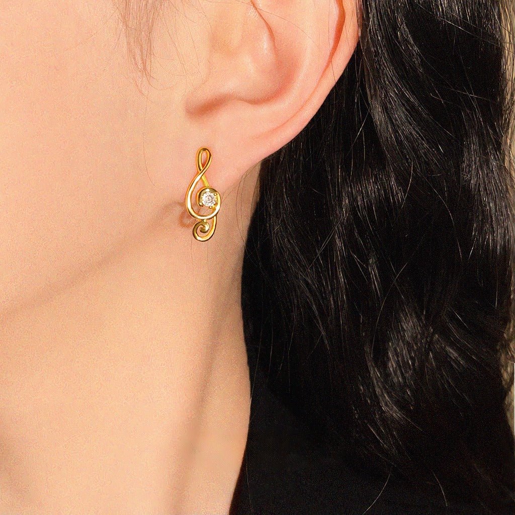 Asymmetriske Musik Øreringe med Klare Zirkonia – 18K Forgyldt & 925 Sølv Nål - Lilla Villa