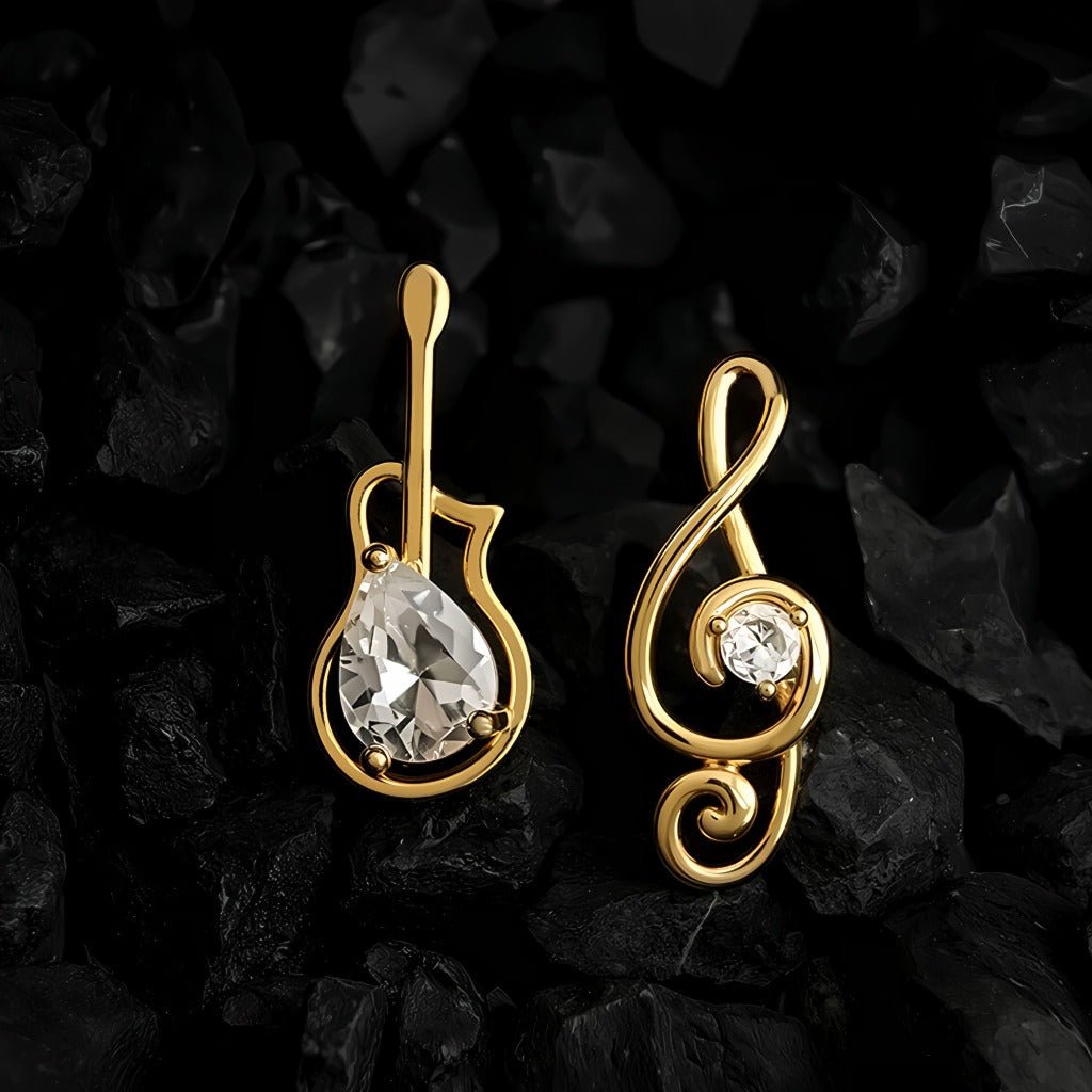 Asymmetriske Musik Øreringe med Klare Zirkonia – 18K Forgyldt & 925 Sølv Nål - Lilla Villa