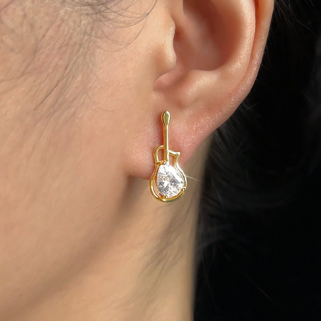Asymmetriske Musik Øreringe med Klare Zirkonia – 18K Forgyldt & 925 Sølv Nål - Lilla Villa