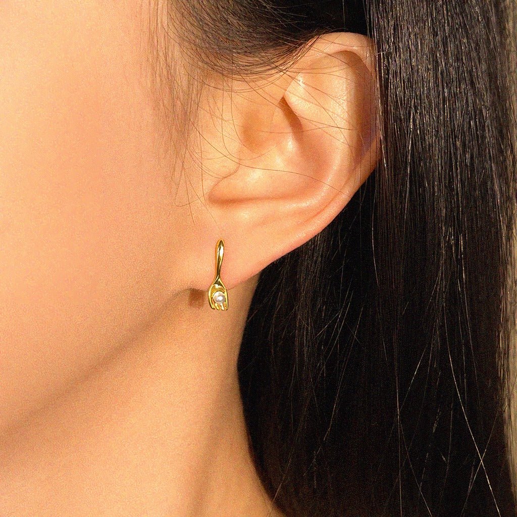 Asymmetriske Perle Øreringe – 18K Forgyldt med Zirkonia & 925 Sølv Nål - Lilla Villa