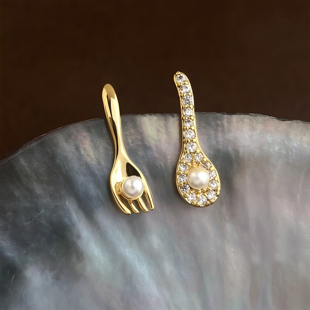 Asymmetriske Perle Øreringe – 18K Forgyldt med Zirkonia & 925 Sølv Nål - Lilla Villa