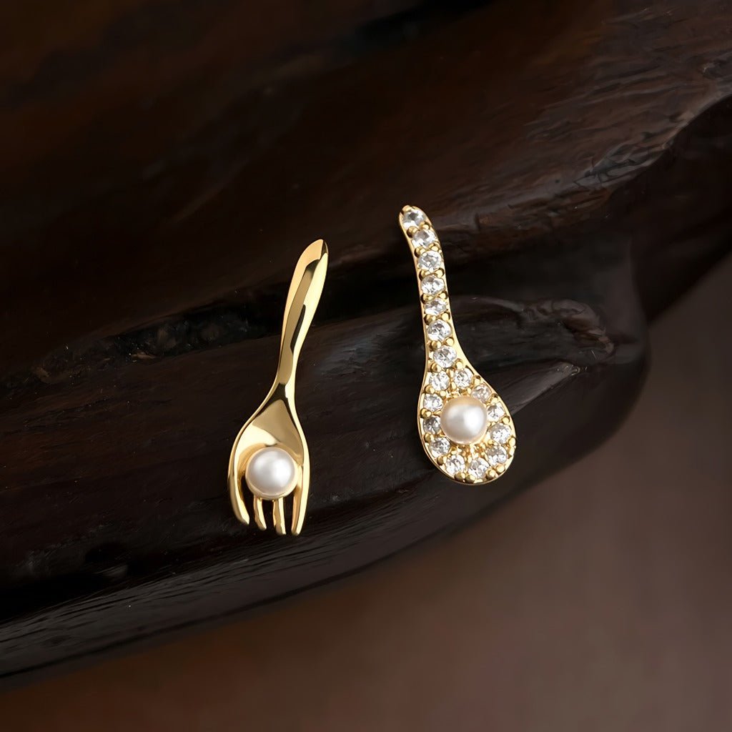 Asymmetriske Perle Øreringe – 18K Forgyldt med Zirkonia & 925 Sølv Nål - Lilla Villa