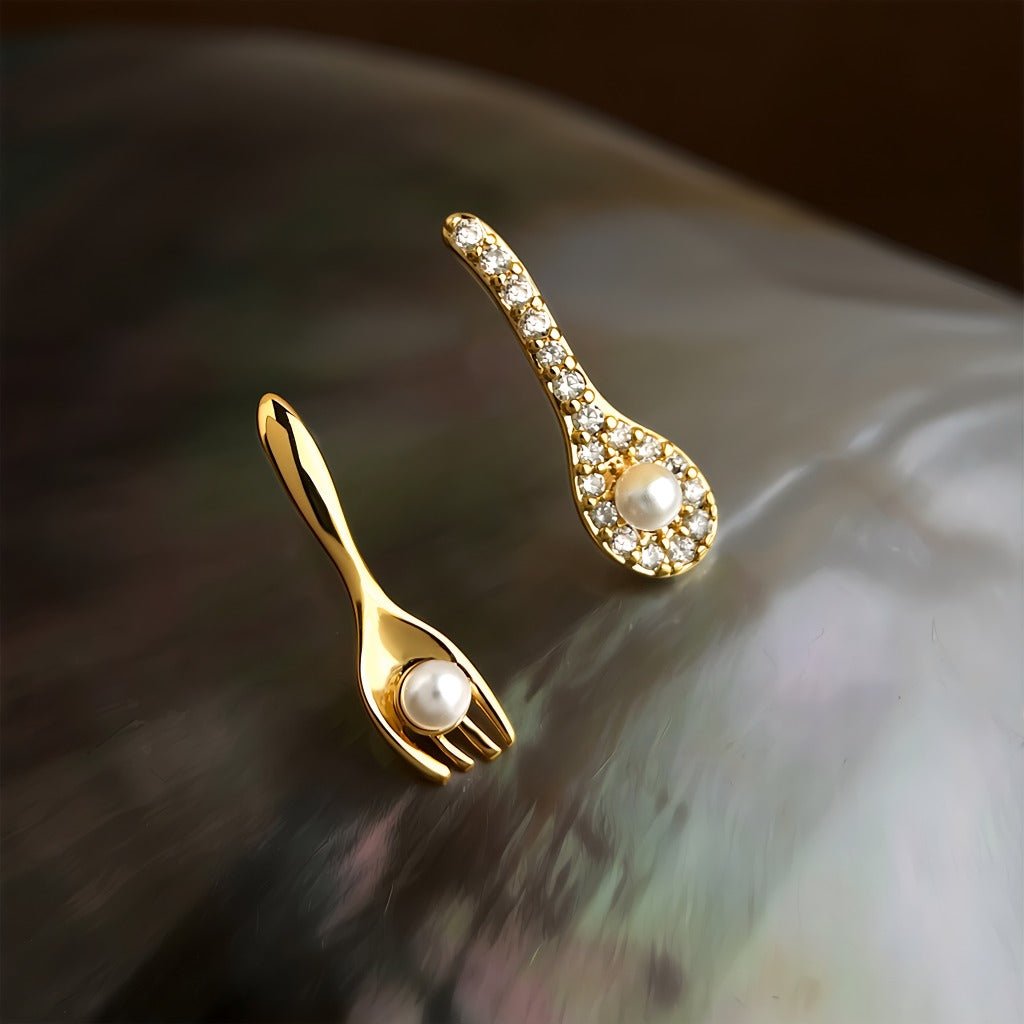 Asymmetriske Perle Øreringe – 18K Forgyldt med Zirkonia & 925 Sølv Nål - Lilla Villa