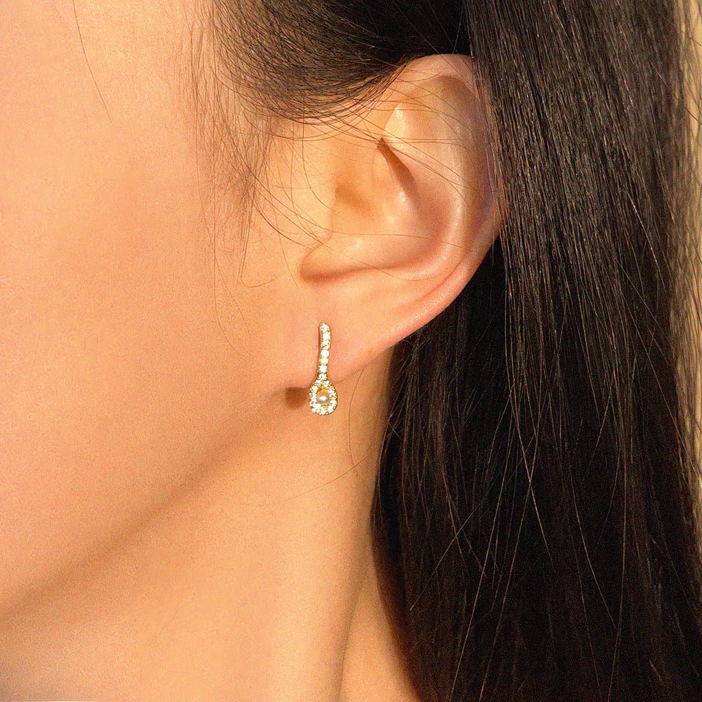 Asymmetriske Perle Øreringe – 18K Forgyldt med Zirkonia & 925 Sølv Nål - Lilla Villa