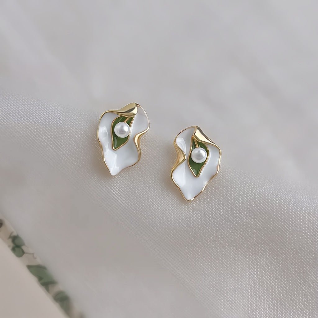 Bladformede Øreringe – 14K Forgyldt Design med Emalje & 925 Sølv Nål - Lilla Villa