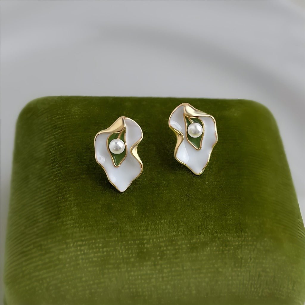 Bladformede Øreringe – 14K Forgyldt Design med Emalje & 925 Sølv Nål - Lilla Villa