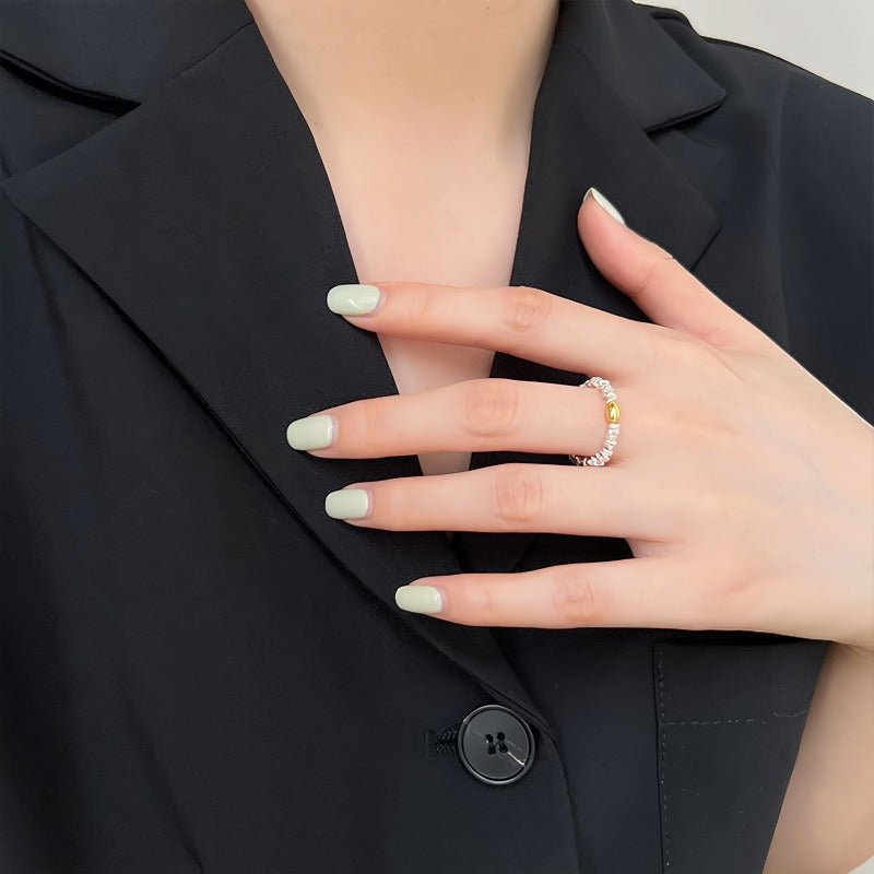 Elastisk Ring i 925S Sterlingsølv med Gylden Oval Bead – Elegant & Komfortabelt Design - Lilla Villa