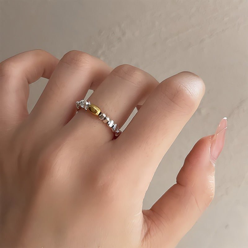 Elastisk Ring i 925S Sterlingsølv med Gylden Oval Bead – Elegant & Komfortabelt Design - Lilla Villa