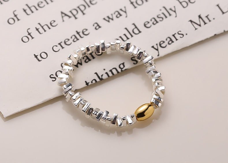 Elastisk Ring i 925S Sterlingsølv med Gylden Oval Bead – Elegant & Komfortabelt Design - Lilla Villa