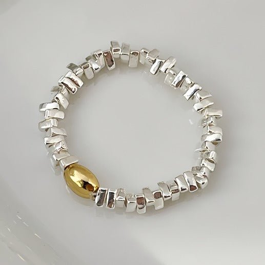 Elastisk Ring i 925S Sterlingsølv med Gylden Oval Bead – Elegant & Komfortabelt Design - Lilla Villa