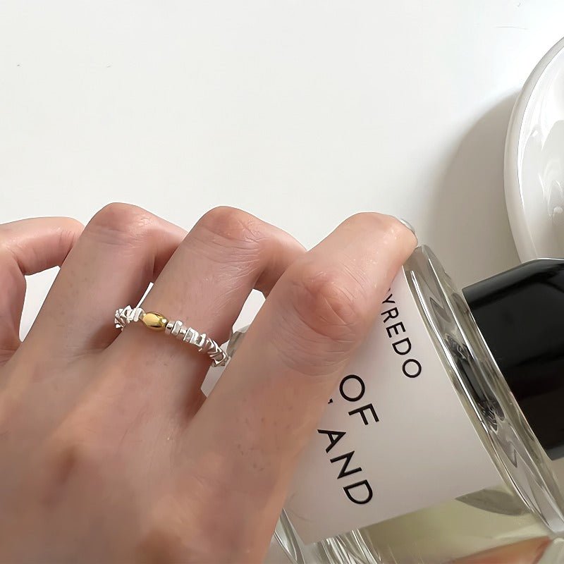 Elastisk Ring i 925S Sterlingsølv med Gylden Oval Bead – Elegant & Komfortabelt Design - Lilla Villa