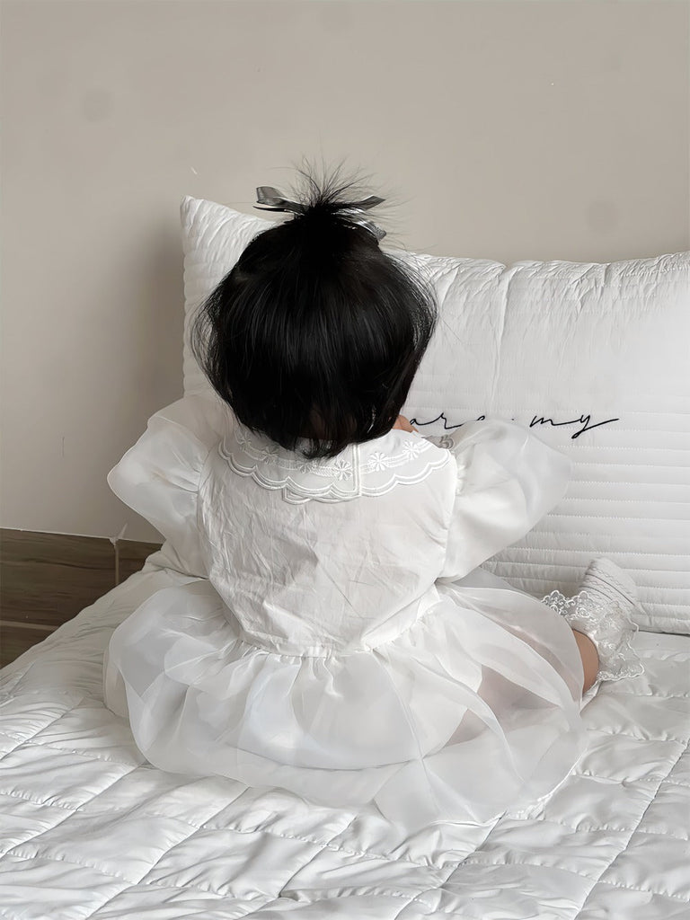 Elegant hvid baby body/kjole med puffede ærmer og broderet krave(0 - 18mdr.) - Lilla Villa