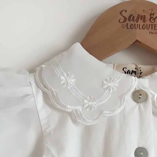Elegant hvid baby body/kjole med puffede ærmer og broderet krave(0 - 18mdr.) - Lilla Villa