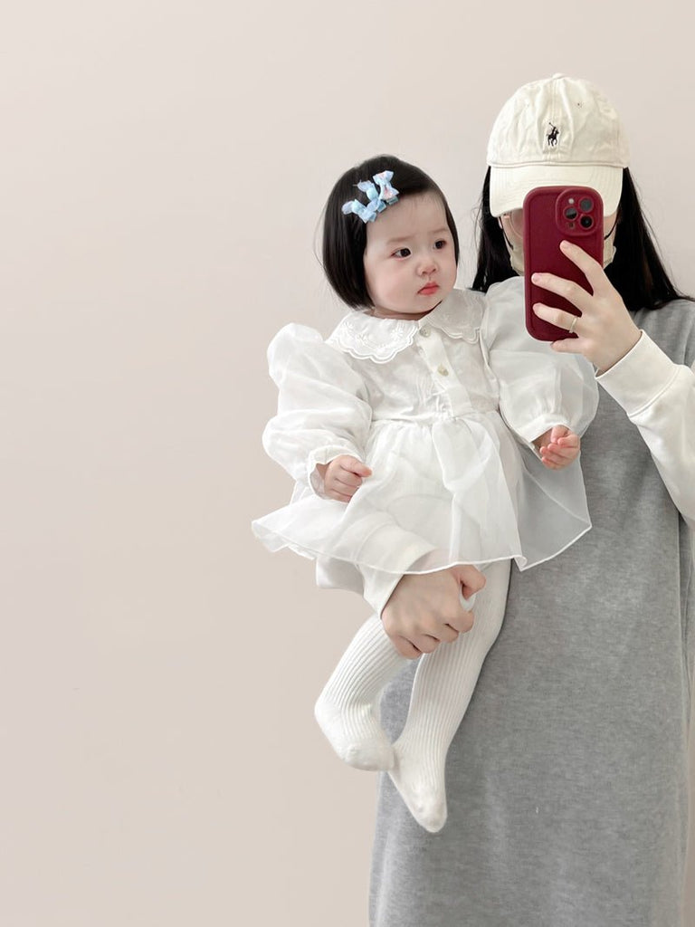 Elegant hvid baby body/kjole med puffede ærmer og broderet krave(0 - 18mdr.) - Lilla Villa