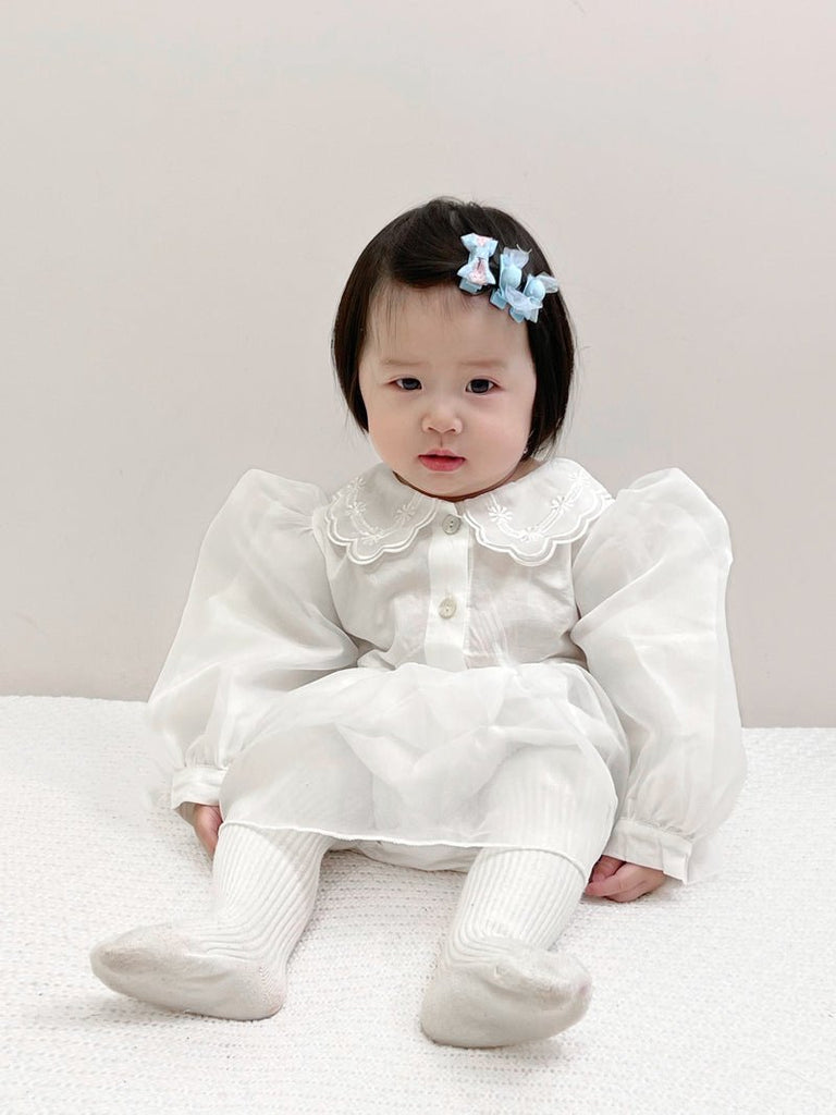 Elegant hvid baby body/kjole med puffede ærmer og broderet krave(0 - 18mdr.) - Lilla Villa