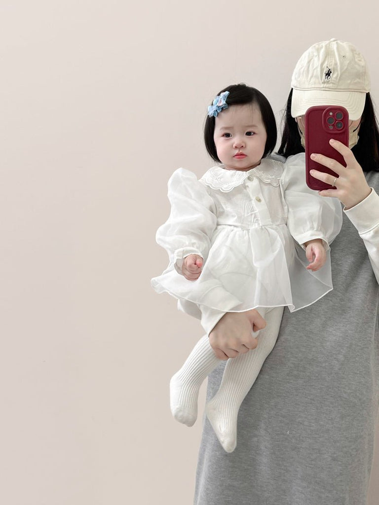 Elegant hvid baby body/kjole med puffede ærmer og broderet krave(0 - 18mdr.) - Lilla Villa