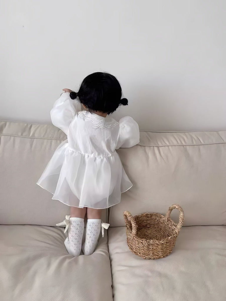 Elegant hvid baby body/kjole med puffede ærmer og broderet krave(0 - 18mdr.) - Lilla Villa