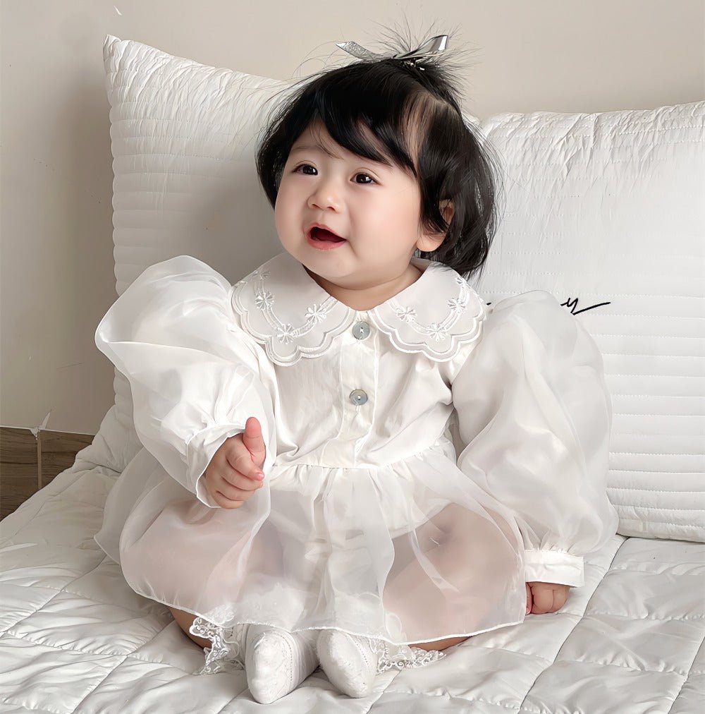 Elegant hvid baby body/kjole med puffede ærmer og broderet krave(0 - 18mdr.) - Lilla Villa
