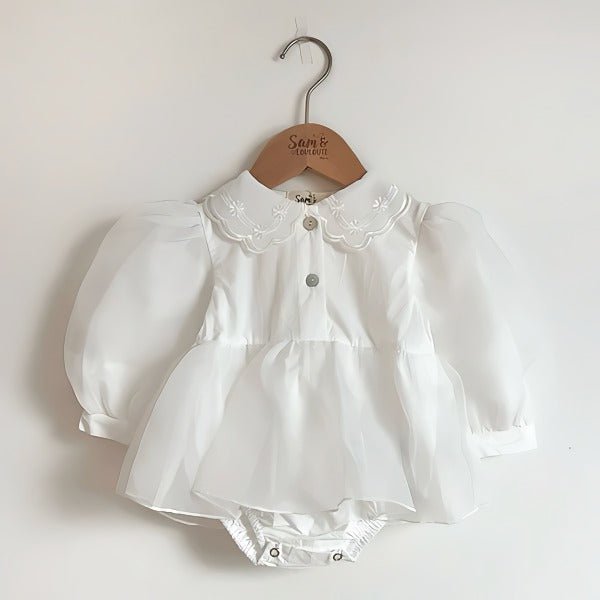 Elegant hvid baby body/kjole med puffede ærmer og broderet krave(0 - 18mdr.) - Lilla Villa
