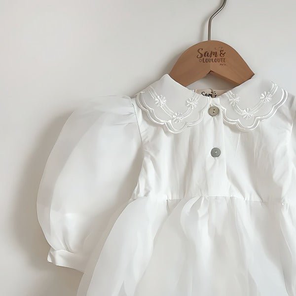 Elegant hvid baby body/kjole med puffede ærmer og broderet krave(0 - 18mdr.) - Lilla Villa