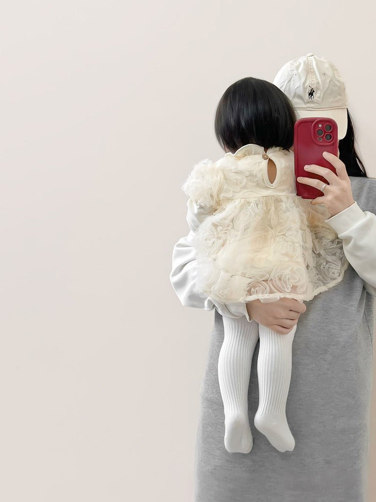 Elegant ivory blomsterkjole/body til baby med lange ærmer (0 - 18 mdr.) - Lilla Villa