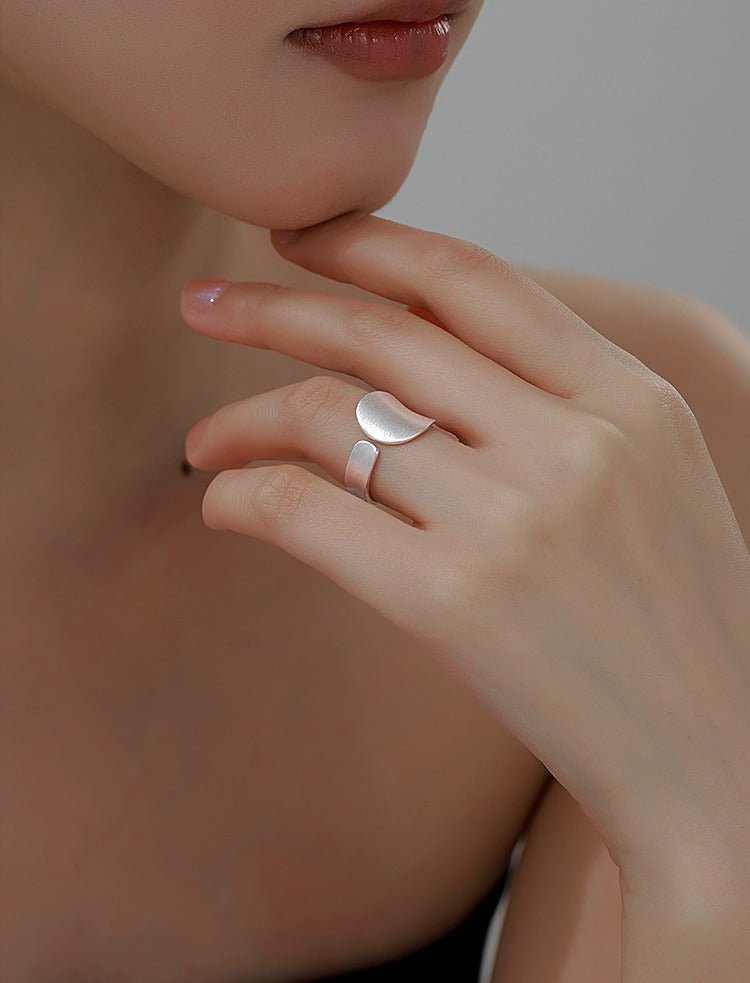 Elegant Justerbar 925 Sterling Sølv Ring med Mat Dråbe Design – Minimalistisk og Stilfuld - Lilla Villa