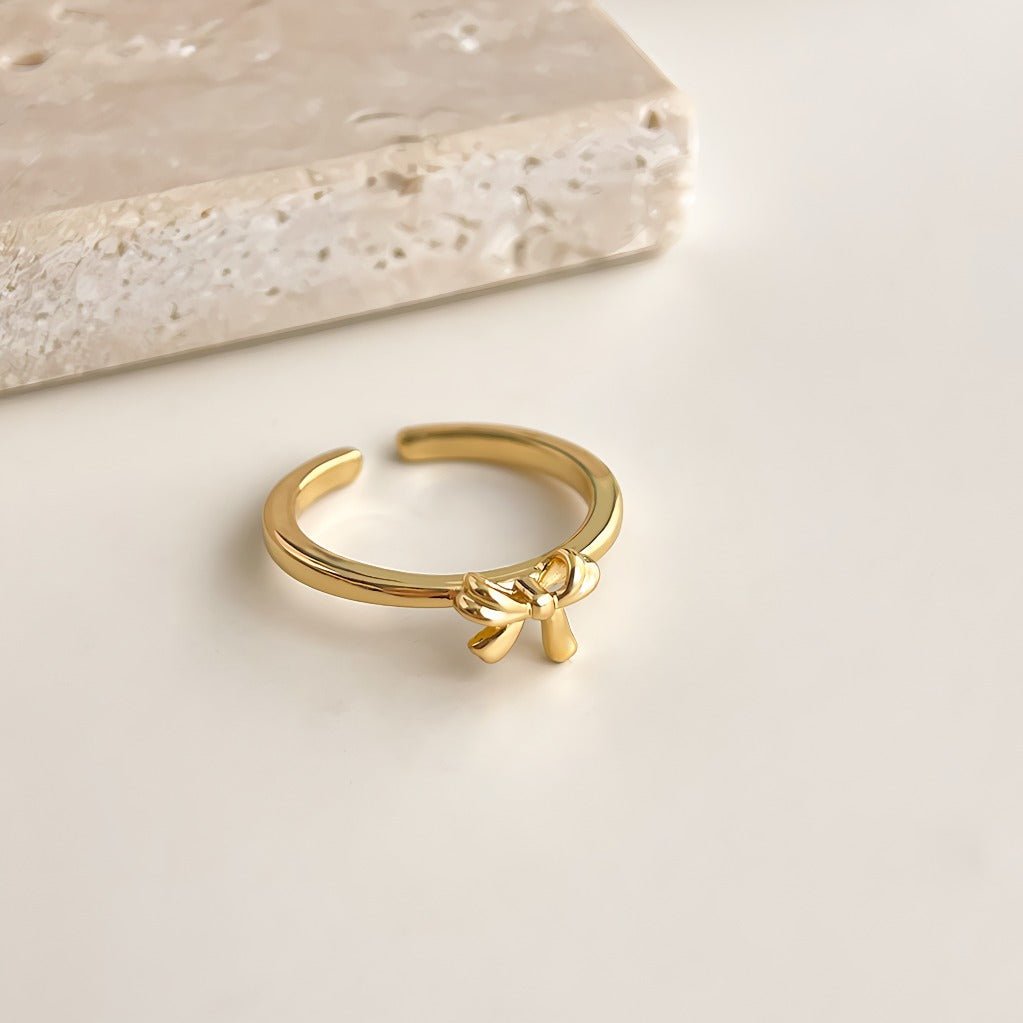 Elegant Sløjfeformet Åben Ring i Forgyldt – Justerbart Design - Lilla Villa