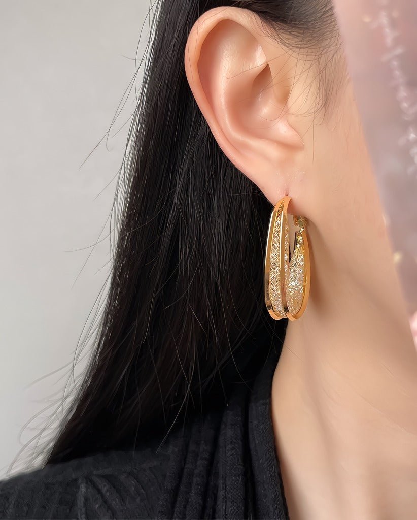 Flettet Oval Hoop Øreringe – 14K Forgyldt Design med Indlagte Zirkonia & 925 Sølv Nål - Lilla Villa