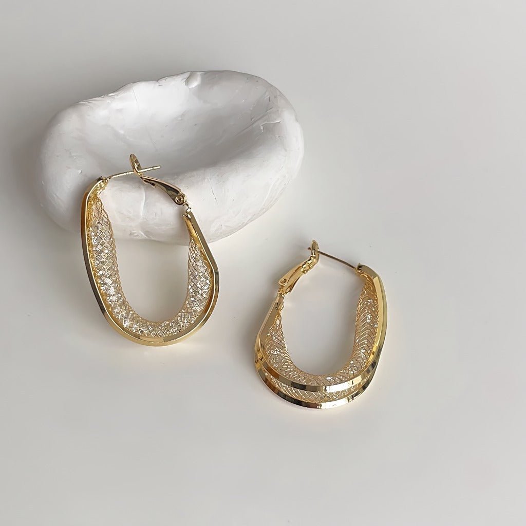 Flettet Oval Hoop Øreringe – 14K Forgyldt Design med Indlagte Zirkonia & 925 Sølv Nål - Lilla Villa