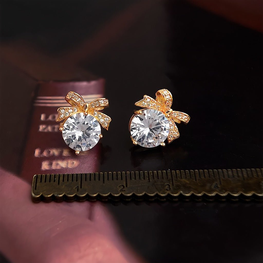 Forgyldt 14K 925 Sterling Sølv Nål Sløjfe Øreringe med Store Zirkonia – Elegant og Glitrende Design - Lilla Villa