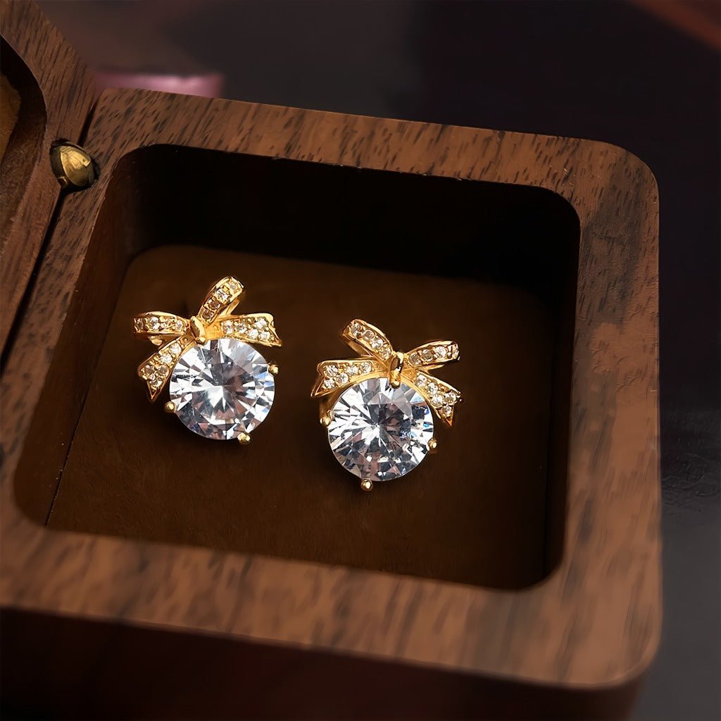 Forgyldt 14K 925 Sterling Sølv Nål Sløjfe Øreringe med Store Zirkonia – Elegant og Glitrende Design - Lilla Villa
