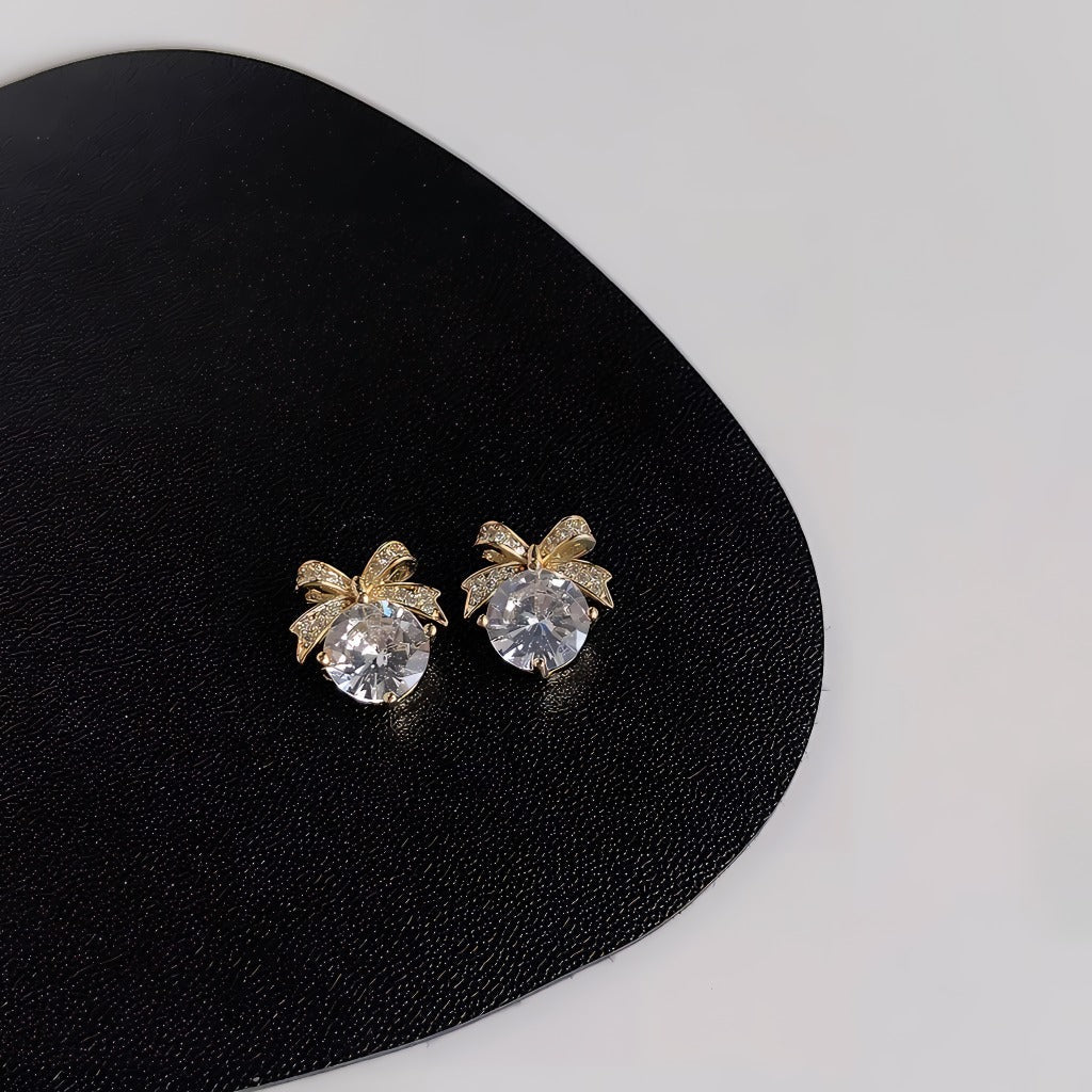 Forgyldt 14K 925 Sterling Sølv Nål Sløjfe Øreringe med Store Zirkonia – Elegant og Glitrende Design - Lilla Villa