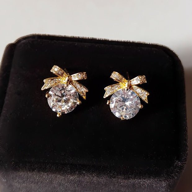 Forgyldt 14K 925 Sterling Sølv Nål Sløjfe Øreringe med Store Zirkonia – Elegant og Glitrende Design - Lilla Villa