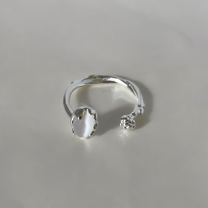 Hvidguld belagt Åben Justerbar Ring med Hvid Agat Look – Elegant Vintage Design - Lilla Villa