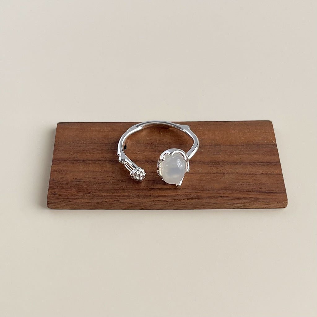 Hvidguld belagt Åben Justerbar Ring med Hvid Agat Look – Elegant Vintage Design - Lilla Villa