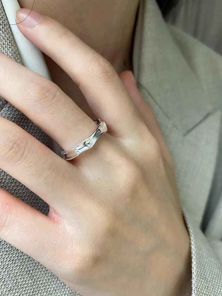 Hvidguld belagt elegant uregelmæssig tekstur justerbar ring - Lilla Villa