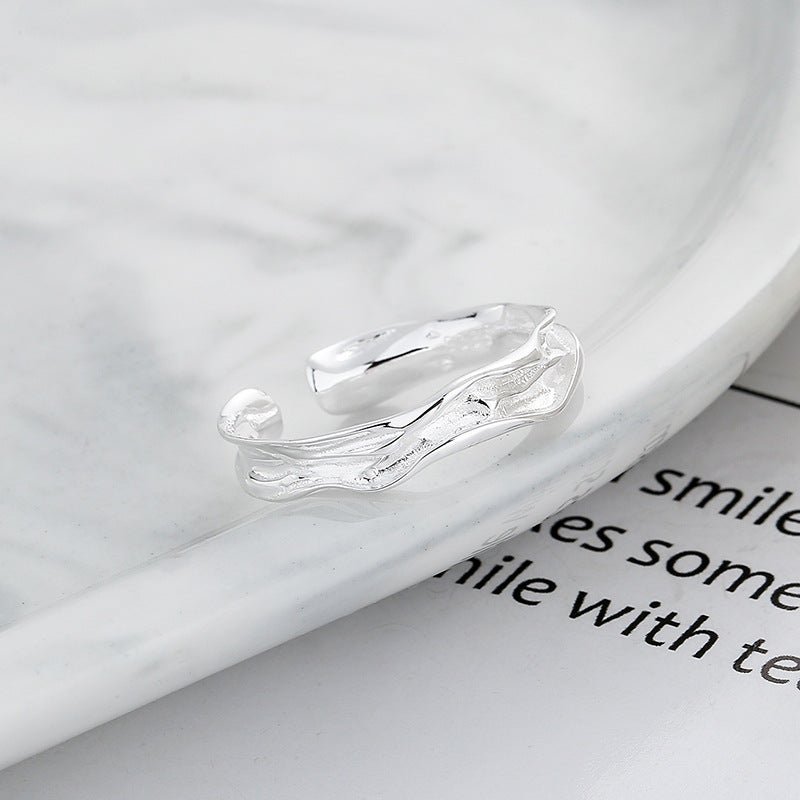 Hvidguld belagt elegant uregelmæssig tekstur justerbar ring - Lilla Villa