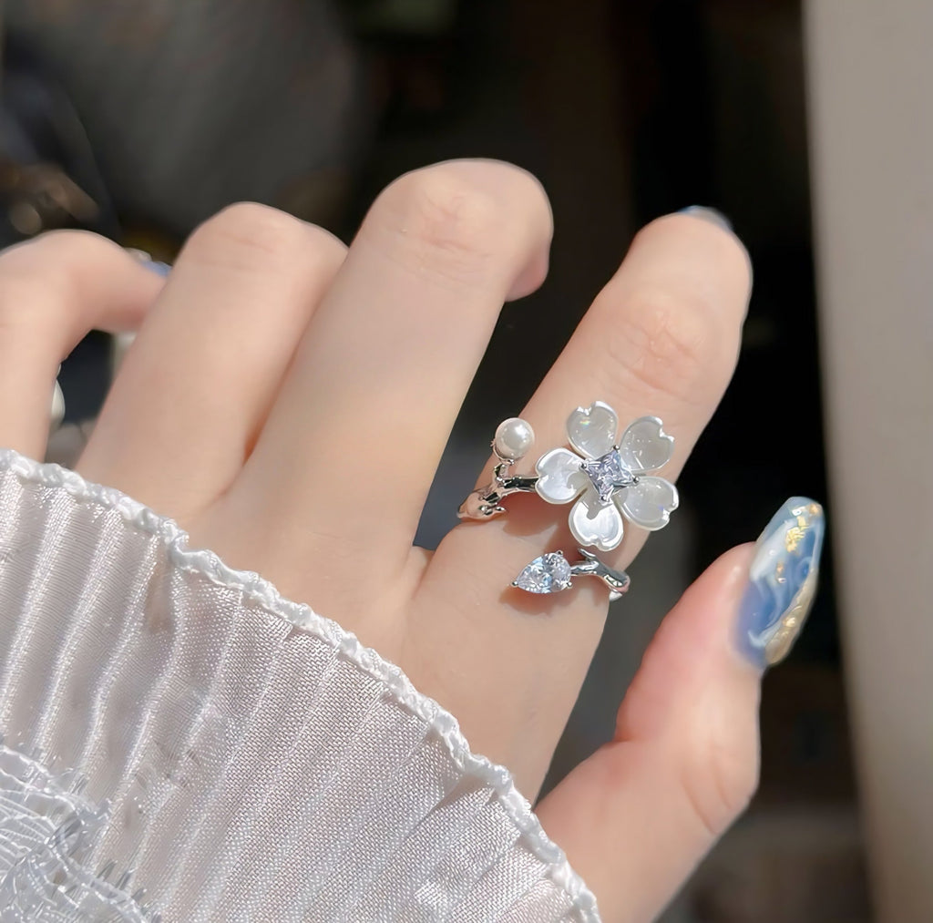 Hvidguld Belagt Justerbar Ring med Hvid blomst – Elegant og Naturlig - Lilla Villa