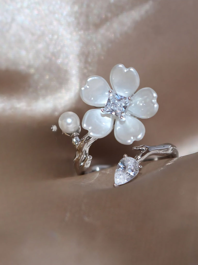 Hvidguld Belagt Justerbar Ring med Hvid blomst – Elegant og Naturlig - Lilla Villa