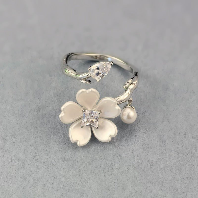 Hvidguld Belagt Justerbar Ring med Hvid blomst – Elegant og Naturlig - Lilla Villa