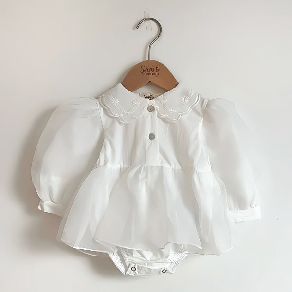 Elegant hvid baby body/kjole med puffede ærmer og broderet krave(0-18mdr.)