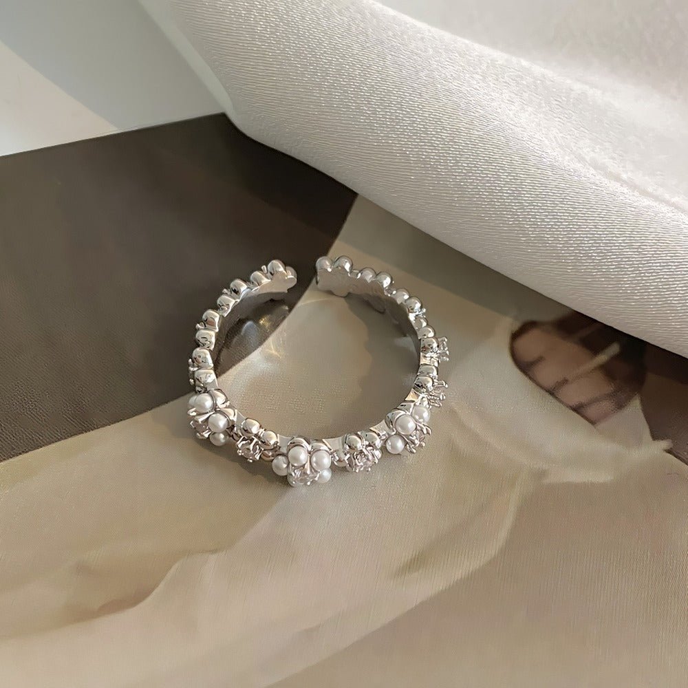 Justerbar Ring i Hvidguld Belægning med Perler og Zirkonia – Elegant og Romantisk Design - Lilla Villa