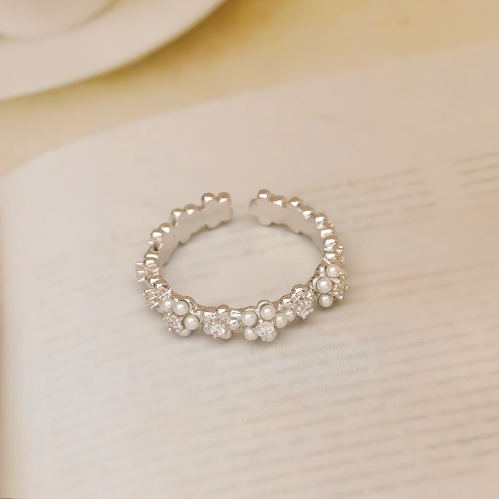 Justerbar Ring i Hvidguld Belægning med Perler og Zirkonia – Elegant og Romantisk Design - Lilla Villa
