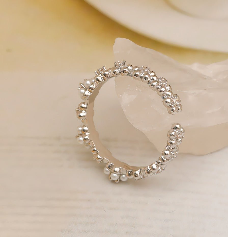 Justerbar Ring i Hvidguld Belægning med Perler og Zirkonia – Elegant og Romantisk Design - Lilla Villa