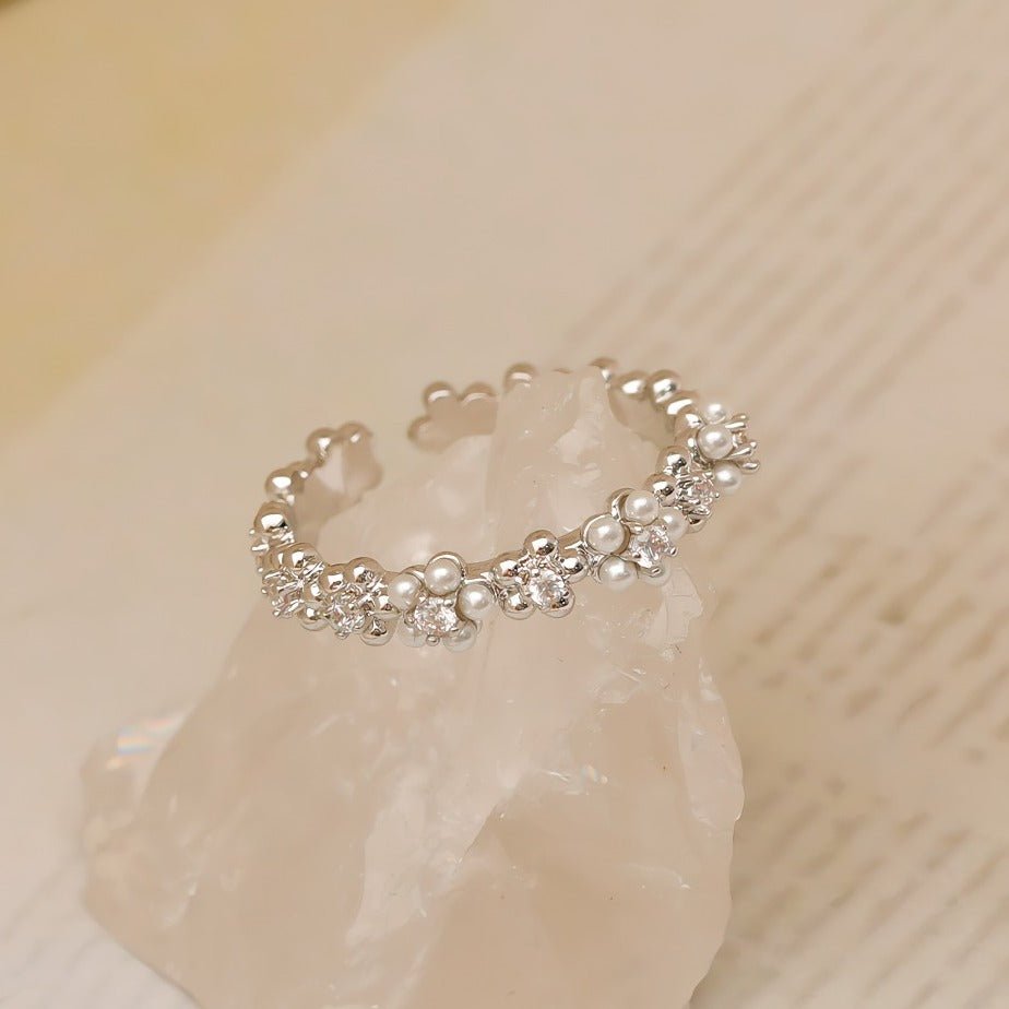 Justerbar Ring i Hvidguld Belægning med Perler og Zirkonia – Elegant og Romantisk Design - Lilla Villa